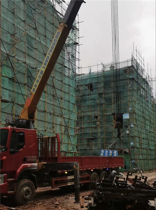 防城港市“慢工细活”—— 吊车的 “微动控制” 技术