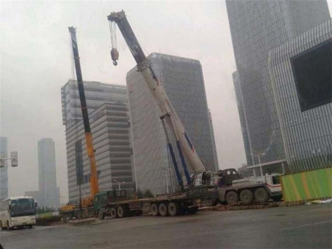 防城港市“自动找平”—— 吊车的 “平地神器” 技术